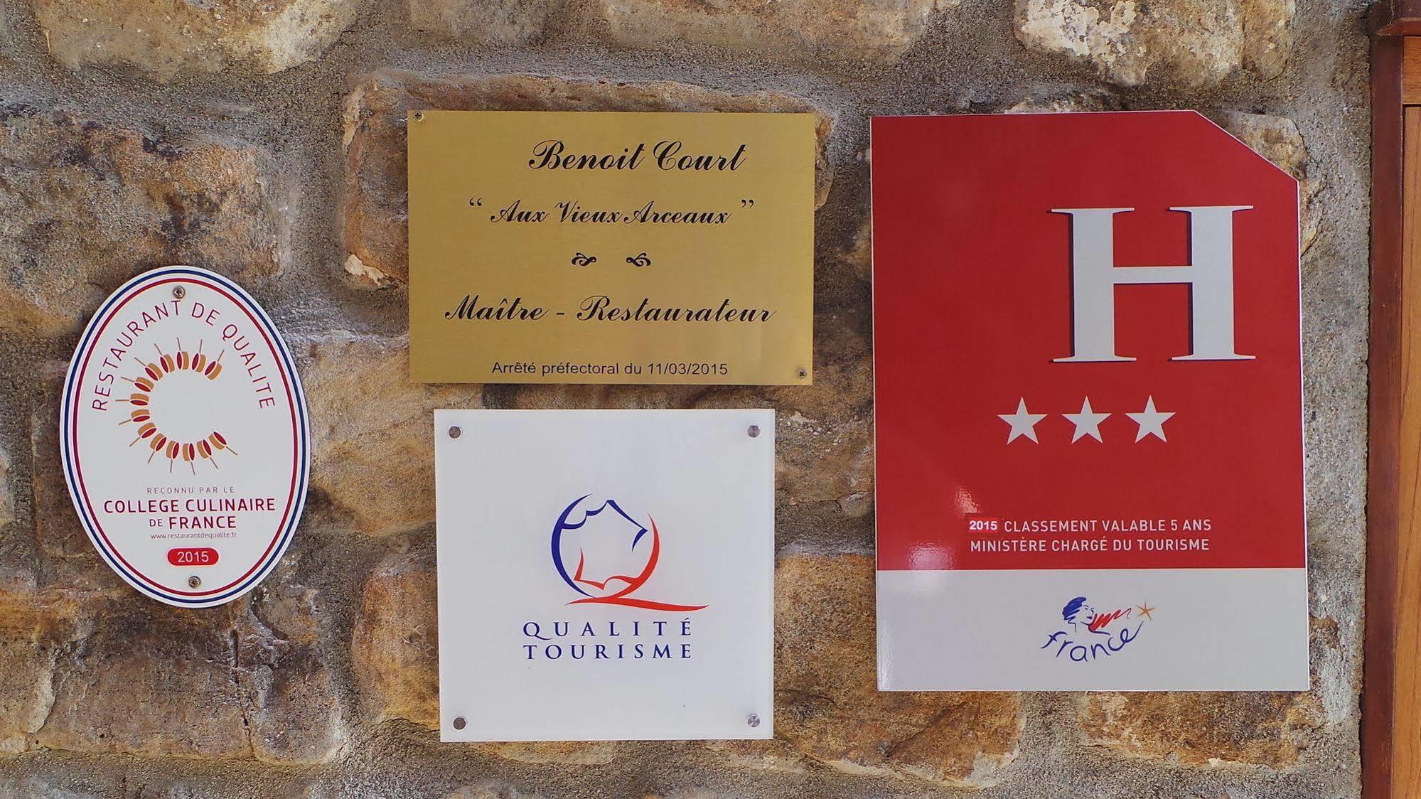 Aux Vieux Arceaux Hotel Mercuer Luaran gambar